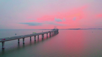 红色夕阳下的车流