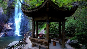 山间瀑布