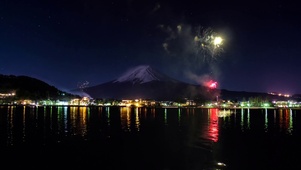 富士山下烟花绽放
