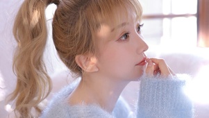 白嫩吊带尤物美女