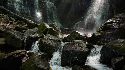 4K宁静高山湖泊倒影