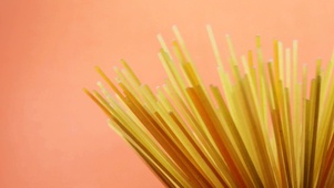 简约·灯光下的面条