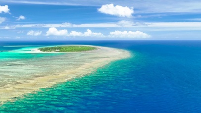 航拍蓝天白云海岛