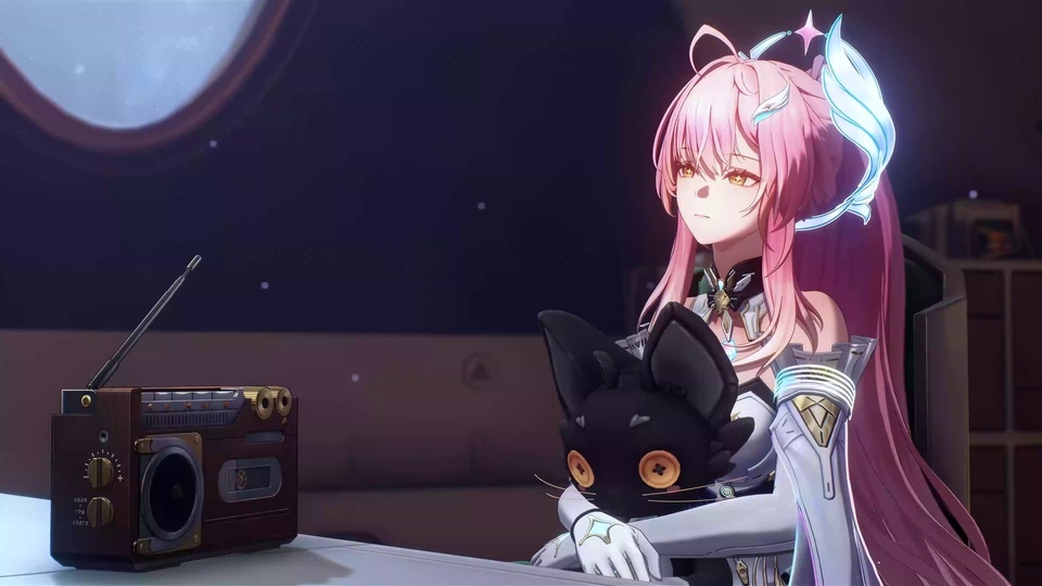 粉发少女抱着黑猫玩偶坐在舱内，桌前放着复古磁带收音机。
