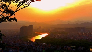 晚霞中的城市