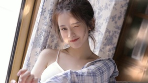 甜美吊带萝莉