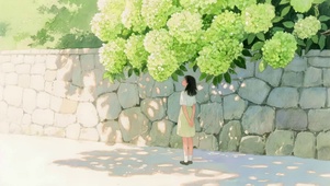 绿茵下女孩