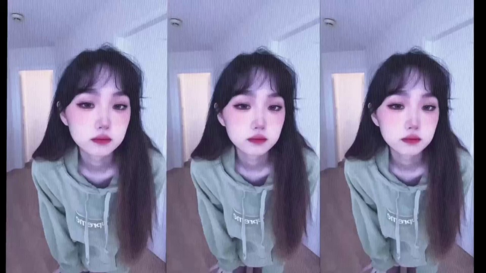 三格并列展示同一位留空气刘海的长发少女，穿灰绿色连帽衫，身处浅白墙面的室内空间