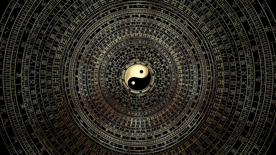 黑底鎏金中式罗盘纹样，中心为阴阳太极，环带布满金色汉字与格纹卦象。