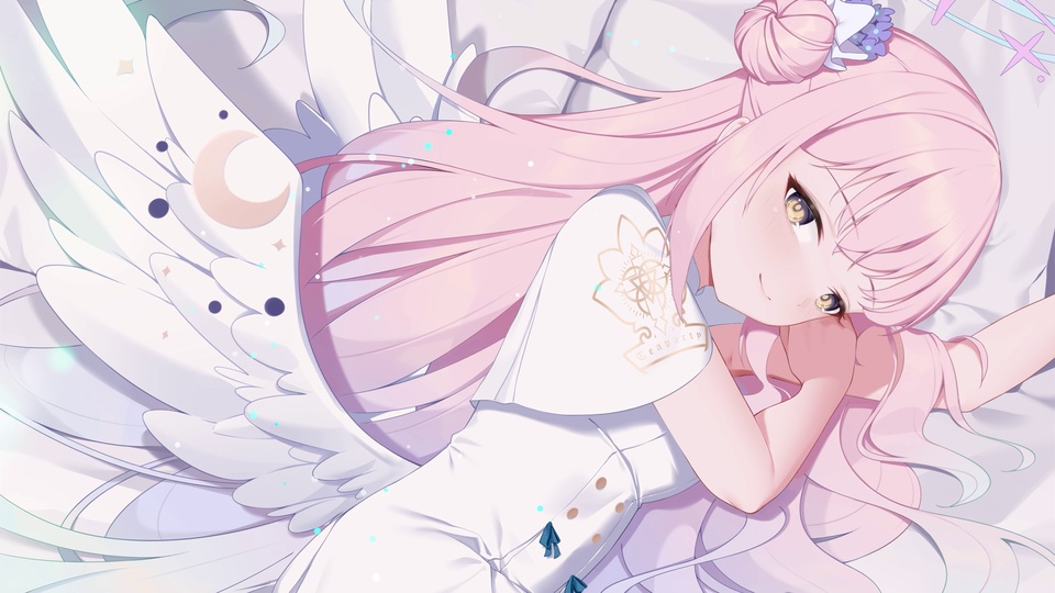 粉发带发髻饰的白衣少女侧卧，身侧展开带月牙装饰的白色羽翼