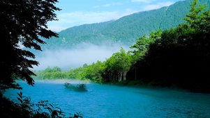 护眼雾气山下流水