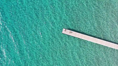 【4K航拍】碧蓝海面上的渡桥