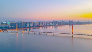 晚霞江边城市