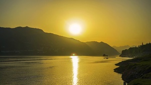 4K夏天长江河道夕阳晚霞火烧云