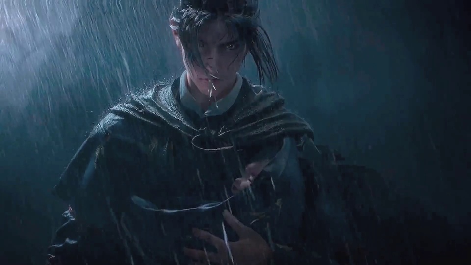 暴雨暗蓝夜色中，湿发黑衣古装男子立于冷光雨幕里，神情冷峻沉郁。