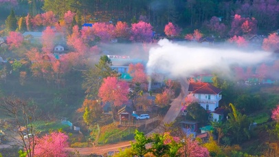 清晨唯美烟雾山村