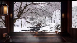 冬季飘雪山林温泉