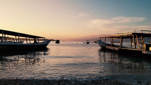 紫波泊船待夕归