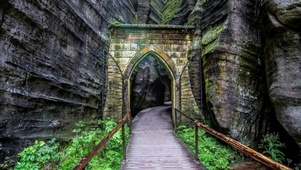 山石间壮观的石门