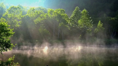 山间阳光明媚
