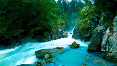 夏日清凉瀑布流水
