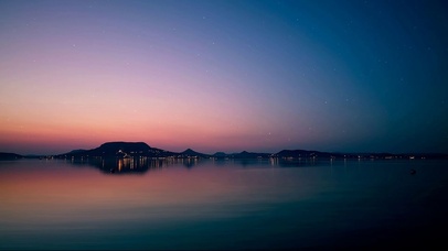 星空海上流星划过