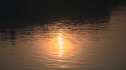 4k唯美夕阳下江面湖面波光
