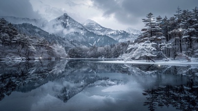 雪山湖泊