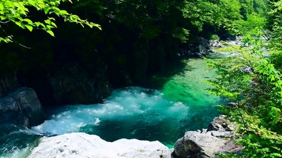夏日清凉山谷溪流