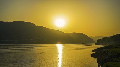 4K夏天长江河道夕阳晚霞火烧云