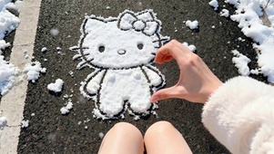 雪天公路上女孩hlokitty