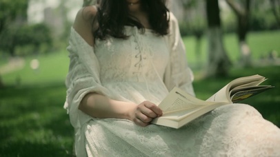 女生坐树下看书