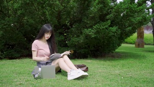 4K女大学生席地草坪看书阅读