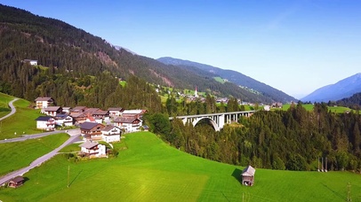 欧洲村庄草原和煦风景