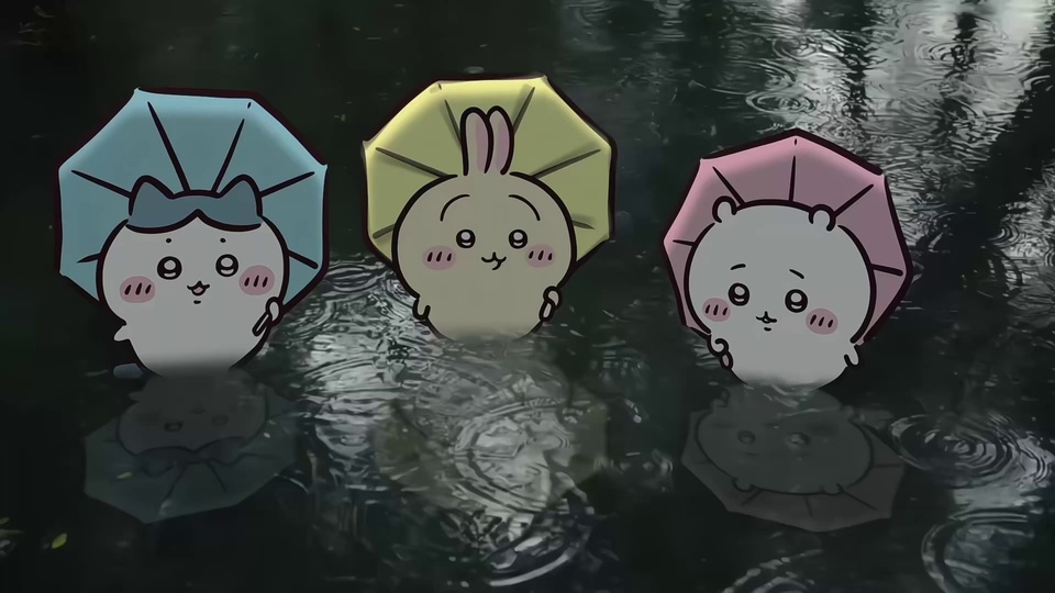 平涂卡通画面，深暗色积水水面上半身露出三个Chiikawa系列Q版圆身卡通角色，分别举着浅蓝色、黄色、粉色八角形雨伞，水面分布圆形雨滴涟漪，倒映出角色轮廓。