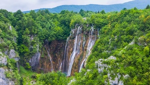 高山流水瀑布