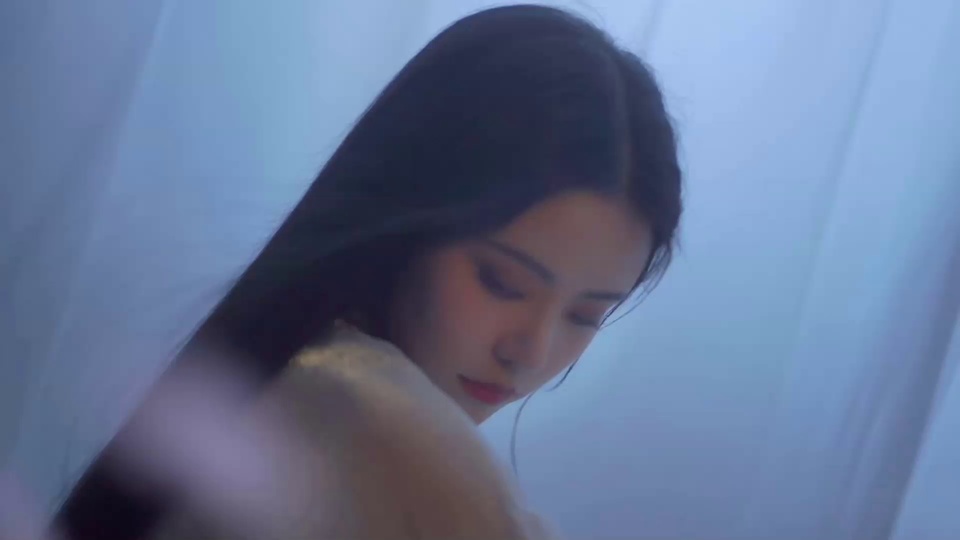 长发女性近景 垂眸低头 朦胧蓝纱背景