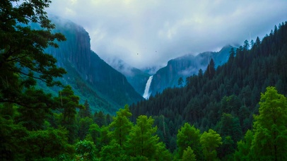 雨天高山云雾瀑布
