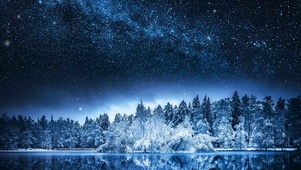 夜晚星空下冰湖