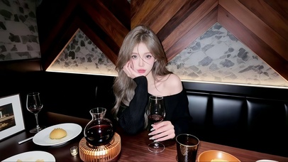 酒吧包间里微醺的美女