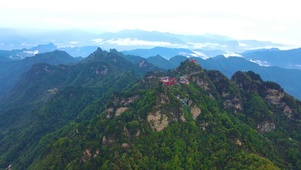 蓝天下的青山