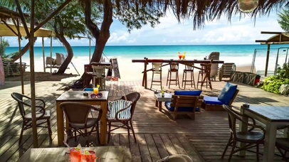 平静放松的海边咖啡厅