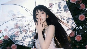 鲜花伞下女孩