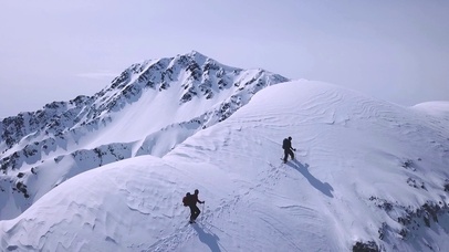 4K 高清 徒步上山的探险者
