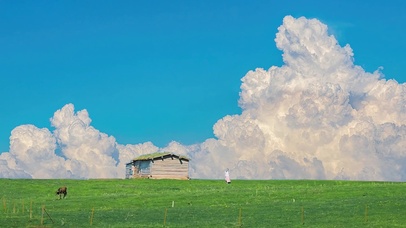 草原泡芙云小木屋