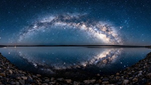 静谧湖畔璀璨银河星空