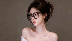 黑框高知气质少女