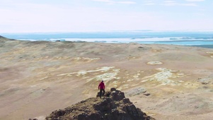 4K 高清 攀登山巅的旅行者
