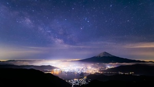 富士山下城市星空