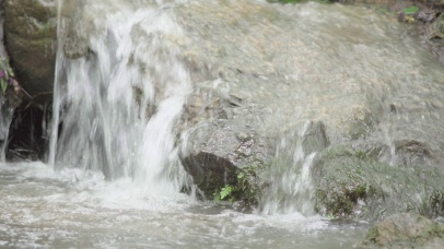 4k山涧小溪水流流水空镜夏季